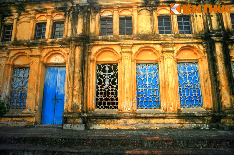 Những khung cửa sổ không có màu sắc lộng lẫy của những ô kính màu, nhưng vẫn gây ấn tượng bằng các hoa sắt tạo hình độc đáo.