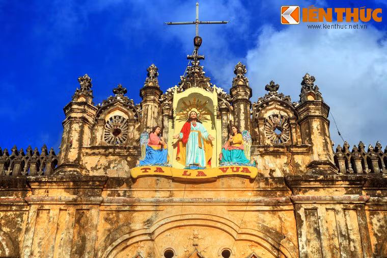 Sau 130 năm tồn tại, nhà thờ vẫn giữ được phần lớn các kiến trúc nguyên bản với nhiều đường nét hoa văn mang dấu ấn kiến trúc phương Tây.