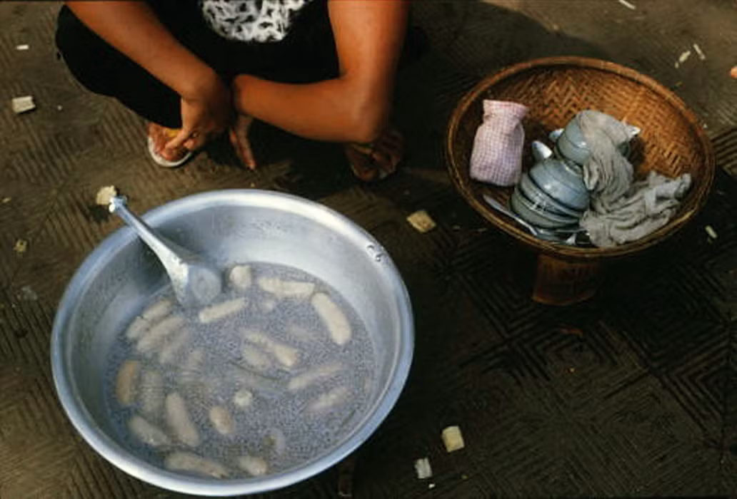 Một chậu chè chuối nguyên quả hấp dẫn.