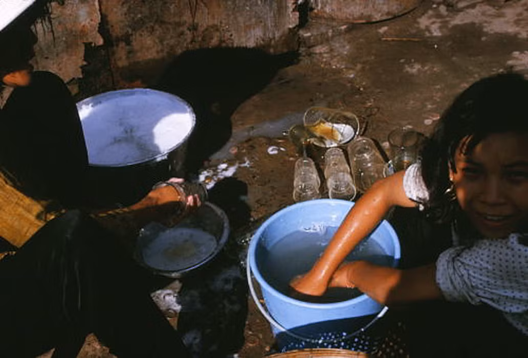 "Hậu trường" của một gánh hàng chè vỉa hè Sài Gòn.