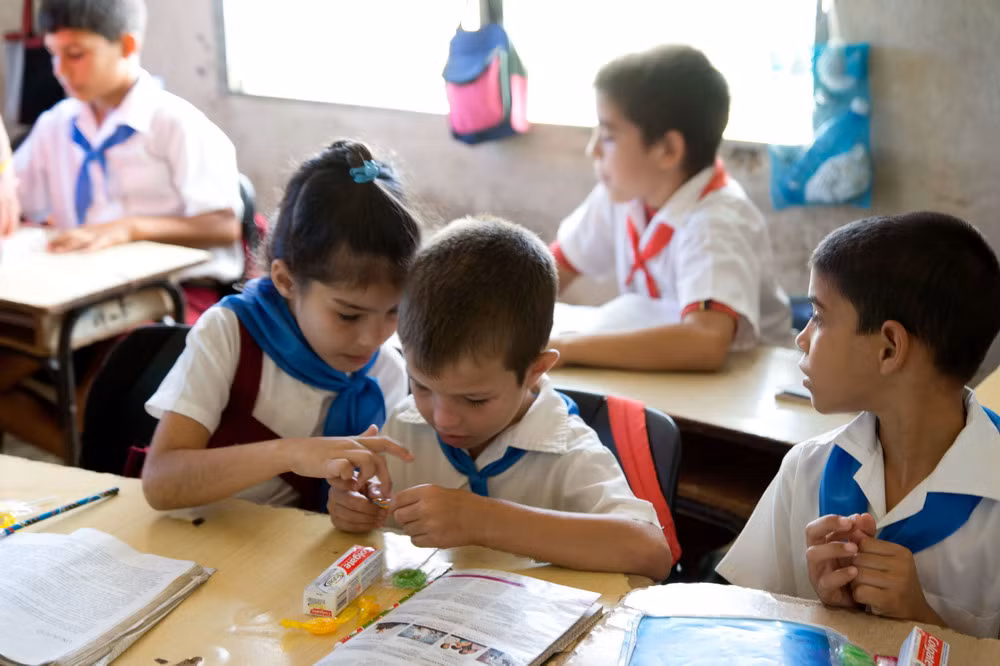 UNESCO đã công nhận Cuba là nước đầu tiên ở Mỹ Latinh hoàn thành chỉ tiêu chương trình "Giáo dục cho mọi người" do LHQ đề ra tại diễn đàn thế giới tổ chức tại Bangladesh năm 2000 và xếp nước này đứng thứ 23 trên thế giới về thành tích giáo dục. Chính phủ Cuba luôn ưu tiên đầu tư phát triển giáo dục. Ngân sách đầu tư giáo dục của nước này chiếm tới 13,8% tổng sản phẩm quốc nội (GDP), trong khi nhiều nước Mỹ Latinh tỷ lệ này chỉ khoảng 5%.