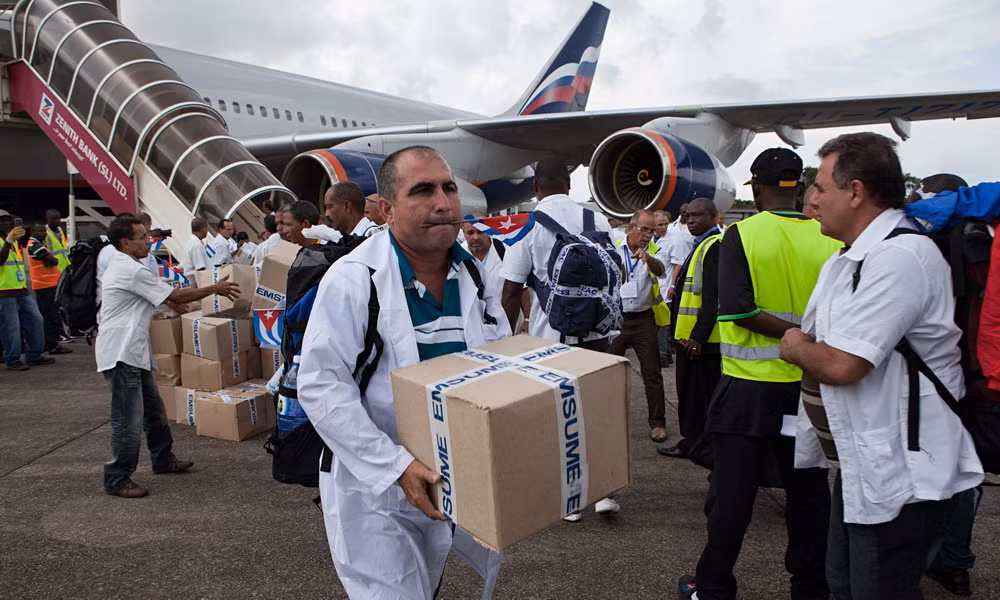 Ngành "du lịch chữa bệnh" mang lại nguồn ngoại tệ lớn cho Cuba, với hàng ngàn người châu Mỹ Latinh và châu Âu tới đảo quốc này để hưởng dịch vụ y tế tuyệt vời với giá rẻ ở các khu nghỉ dưỡng bên bờ biển. Các bác sĩ Cuba cũng đi khắp nơi trên thế giới để thực hiện sứ mệnh nhân đạo. Cuba là một trong những quốc gia có số lượng cán bộ y tế tham gia các chương trình hợp tác y tế ở nước ngoài nhiều nhất với gần 39.000 người, trong đó có khoảng 15.000 bác sỹ.