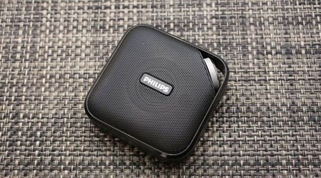 Loa Philips Bluetooth BT2500 di động. Đôi khi, chúng ta cần thư giãn bằng cách nghe nhạc ngoài trời, Philips BT2500 Bluetooth di động cho phép người sử dụng treo trên dây đeo cổ tay hoặc móc chìa khóa. Giá của nó khoảng 33 USD.