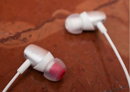  Moshi Mythro. Moshi Mythro có giá khoảng 30 USD, ngoài chức năng tai nghe, nó cũng có thể nhận cuộc gọi bằng cách sử dụng microphone tích hợp.