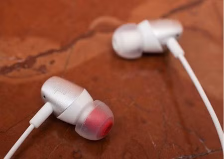  Moshi Mythro. Moshi Mythro có giá khoảng 30 USD, ngoài chức năng tai nghe, nó cũng có thể nhận cuộc gọi bằng cách sử dụng microphone tích hợp.