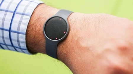  Thiết bị theo dõi sức khỏe Misfit Flash. Misfit Flash hiện là thiết bị theo dõi sức khỏe phổ biến trên thị trường, chủ yếu thông qua màn hình điện thoại thông minh để hiển thị các nội dung công việc. Giá thị trường của nó chưa tới 1 triệu đồng.