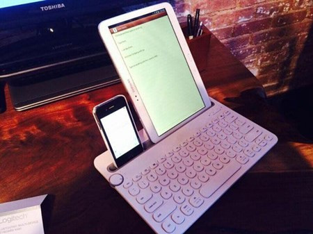  Bàn phím Logitech K480 Bluetooth. Bàn phím Logitech K480 Bluetooth có thể chuyển đổi một cách tự do giữa 3 thiết bị Bluetooth, nó có thể tương thích với hệ thống Android, iOS và hệ thống Windows, có giá chưa tới 1 triệu đồng.