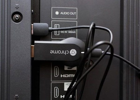  Google Chromecast. Chỉ cần các tivi có cổng kết nối HDMI đều có thể cắm sử dụng trực tiếp Google Chromecast, thiết bị này có giá khoảng 35 USD.