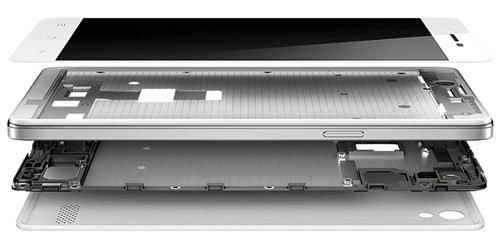 Về ngoại hình, Oppo Mirror 5S có thiết kế khá hấp dẫn với nắp lưng có thể tháo rời trông như kim loại gia công và khung xương kim loại cứng cáp bên trong thân máy.