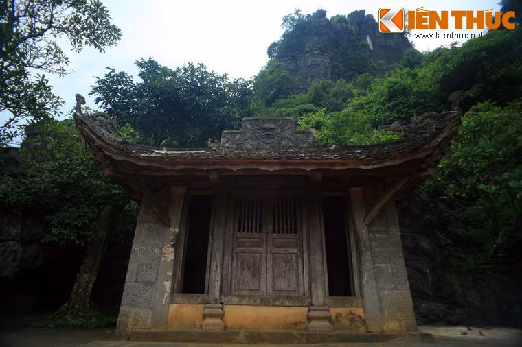 Cả ba ngôi chùa đều dựng bằng gỗ lim, mái lợp bằng ngói ta không có mấu, mũi lượn tròn, các góc của mái đều có đầu đao cong vút lên như hình lưỡi đao, điển hình của kiến trúc chùa Việt. Ảnh: Chùa Thượng.