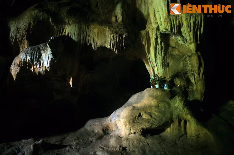 Bên cạnh các công trình kiến trúc cổ, Bích Động là nơi có một hệ thống hang động độc đáo, gồm động Tối phía sau chùa Trung và động Xuyên Thủy xuyên qua gầm núi chùa Bích Động. Ảnh: Một góc động Tối.