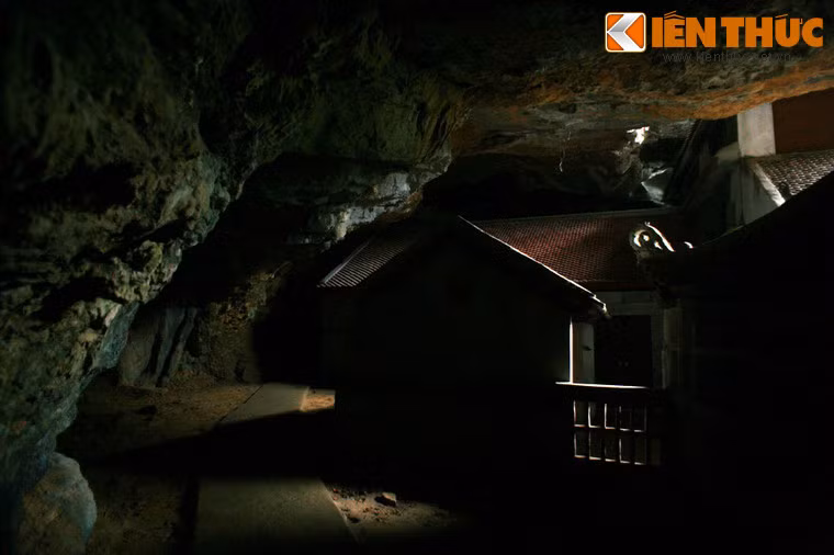 Trong sử sách nhà Nguyễn, Bích Động được mệnh danh là "Nam Thiên đệ nhị động", có nghĩa là động đẹp thứ nhì của trời Nam. Ảnh: Một phần kiến trúc của chùa Trung nằm trong động Tối.