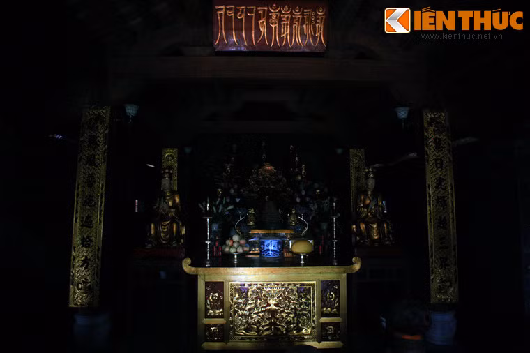 Vể tổng quan, chùa Bích Động được xây dựng theo kiểu chữ "Tam", gồm ba toà không liền nhau, tam cấp dọc theo sườn núi, dựa vào thế núi từ thấp lên cao thành 3 ngôi chùa riêng biệt: Hạ, Trung và Thượng. Ảnh: Chính điện chùa Trung.