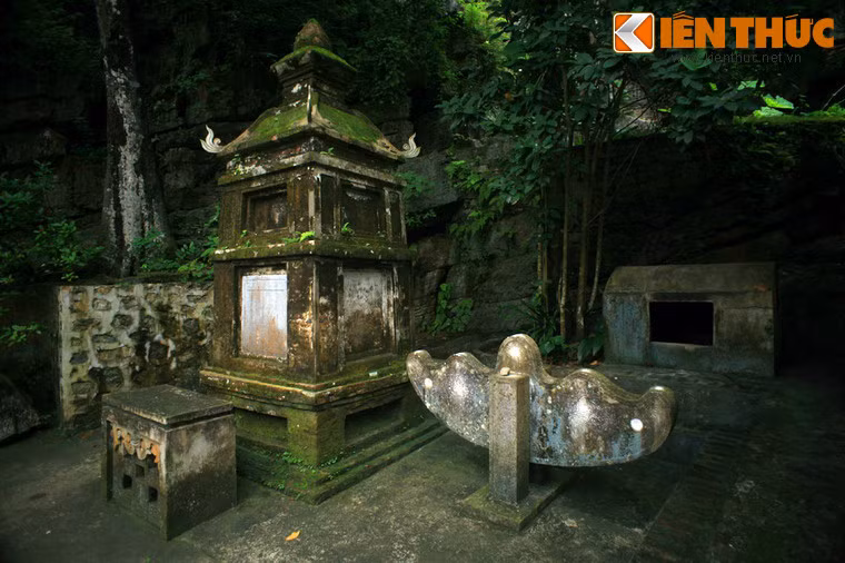 Đến đây, thấy núi Bích Động có địa thế tuyệt đẹp và đã có chùa, nên hai nhà sư quyết định dừng chân, tự mình sửa sang chùa cũ, đi quyên giáo xây dựng lại thành 3 ngôi chùa: Hạ, Trung và Thượng để tu hành. Ảnh: Khánh đá cổ và tháp Tổ sau chùa Hạ.