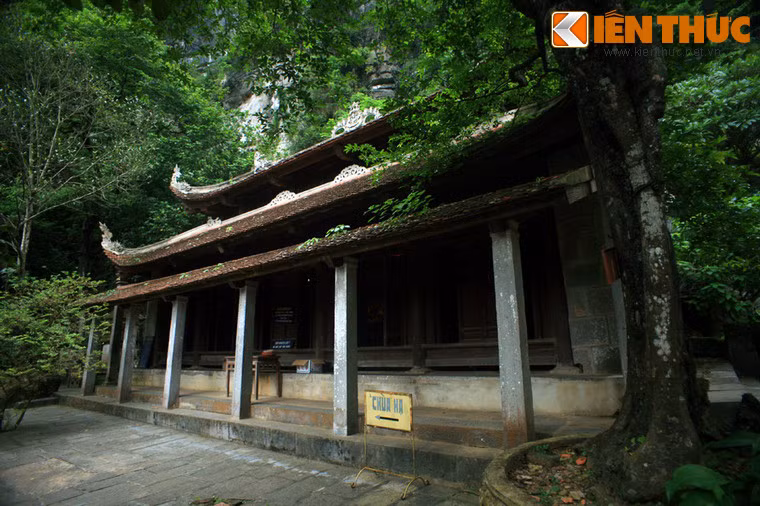 Chùa Bích Động vốn được hình thành từ năm 1428, đầu thời Hậu Lê với quy mô là một ngôi chùa nhỏ ở trên đỉnh núi. Ảnh: Chùa Hạ, một trong ba chùa của quần thể chùa Bích Động, nằm dưới chân núi Bích Động.