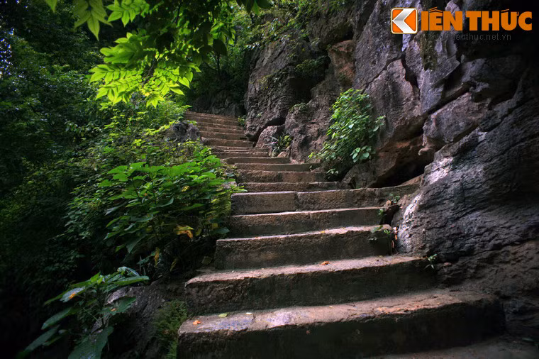 Lúc đó, ngôi chùa mang tên "Bạch Ngọc Thạch Sơn Đồng"- nghĩa là ngôi chùa bằng đá đẹp và trong trắng như ngọc ở chốn thâm sơn cùng cốc. Ành: Các bậc thang dẫn từ chùa Hạ lên chùa Trung.