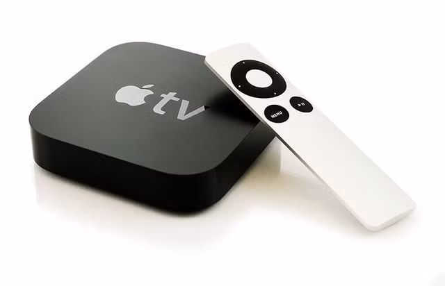  Apple TV mới. Theo thông tin mới đây, Apple đang chuẩn bị làm mới dòng sản phẩm set-top box Apple TV trong nỗ lực đem tới những trải nghiệm cho người dùng khi xem TV. Ngoài việc làm mới cấu hình máy, Apple sẽ nâng cấp hệ điều hành sẵn có, đồng thời cho phép người dùng điều khiển trợ lý ảo Siri qua giọng nói, kho ứng dụng riêng, tương thích với các thiết bị gia dụng có trang bị bộ ứng dụng HomeKit. Đặc biệt, Apple sẽ làm lại điều khiển Apple TV: đẹp hơn, thanh thoát hơn và có touchpad.