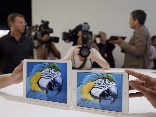  iPad mini 4. Việc xuất hiện những tin đồn về iPad Pro sẽ khiến thế hệ iPad Air mới được tạm hoãn ra mắt trong năm nay. Trong khi đó, nhiều khả năng iPad mini 4 sẽ vẫn tiếp tục được trình làng. Tuy nhiên, một vài nguồn tin dự đoán, sau iPad mini 4, Apple nhiều khả năng sẽ khai tử dòng tablet mini của mình. Hiện tại, Apple vẫn đang trong quá trình hoàn thiện iPad mini 4 cũng như iPad Pro để kịp cho ngày ra mắt. Không loại trừ khả năng iPad mini 4 sẽ được nâng cấp phần cứng với vi xử lý A8 cũng như chuẩn kết nối Wi-Fi 802.11 ac.