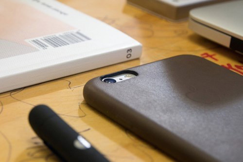  5) Camera nhiều “chấm” là ngon hơn. Nhiều người thường cho rằng, camera có số “chấm” (Megapixel) càng cao thì chụp ảnh càng đẹp, tuy nhiên đây là một quan niệm sai lầm. Ví dụ iPhone 6 của Apple vẫn chỉ được trang bị camera có 8MP, trong khi các smartphone Android cao cấp thường sẽ từ 16MP trở lên. Tóm lại, việc nhồi nhét quá pixel lên cảm biến không phải là một ý tưởng tốt. Bởi nếu so với một máy ảnh 16MP thì một bộ cảm biến của máy ảnh 8MP có cùng kích thước sẽ có điểm ảnh lớn hơn, và cho nhiều ánh sáng hơn. Quan trọng hơn vẫn là chất lượng tổng thể của bộ cảm biến, ống kính và các phần mềm xử lý hình ảnh chứ không chỉ phụ thuộc vào số “chấm”.