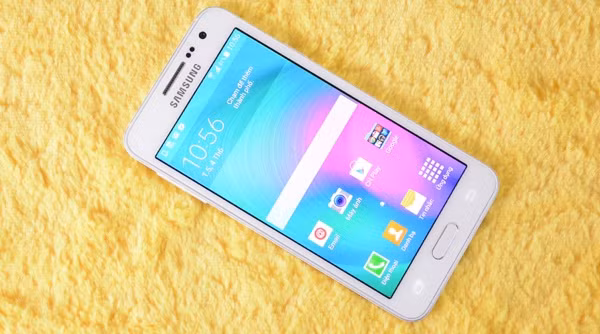  Samsung Galaxy A3. Là một trong những chiếc điện thoại đầu tiên của Samsung được thiết kế kim loại nguyên khối, Samsung A3 đẹp và cấu hình tốt trong tầm giá của hãng này. Máy sử dụng vi xử lý Qualcomm Snapdragon 410 lõi tứ, tốc độ 1,2 GHz, RAM 1 GB, bộ nhớ trong 16 GB, khe cắm thẻ tối đa 64 GB. Camera chính của máy độ phân giải 8 MP, quay phim 1080p; camera phụ có độ phân giải 5 MP. Mặc dù màn hình 4,5 inch được trang bị độ phân giải không cao, 540 x 960 pixel, nhưng Samsung A3 lại được trang bị kính cường lực Gorilla Glass thế hệ 4. Ngoài ra, máy có kết nối radio FM, pin dung lượng 1.900 mAh. Giá tham khảo: 4.990.000 đồng.
