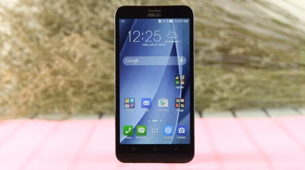  Asus Zenfone 2. Asus đang nằm trong tốp các hãng smartphone bán chạy nhất tại Việt Nam, dòng Zenfone 2 lại đang là chủ lực của hãng Đài Loan này. Zenfone 2 có nhiều phiên bản với mức giá khác nhau nhưng ở mức tầm trung 5.490.000 đồng, Zenfone 2 có cấu hình Intel Atom Z3560, 4 nhân, 1,8 GHz, RAM 2 GB, bộ nhớ trong 32 GB. Máy có camera chính/phụ theo thứ tự 13MP/5MP, quay phim 1080p. Máy được trang bị màn hình 5,5 inch tấm nền IPS, độ phân giải FullHD, kính Gorilla Glass 3.Máy có hai khe SIM, chạy Android 5 Lollipop, các kết nối NFC, radio FM.
