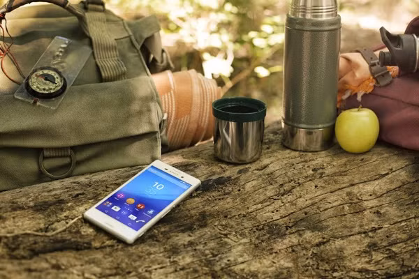  Sony Xperia M4 Aqua. Chiếc smartphone tầm trung này có hình thức gần giống chiếc Xperia Z3 cao cấp, M4 dù có vỏ nhựa nhưng được làm nguyên khối nên vẻ ngoài rất đẹp. Chiếc máy có những điểm nổi bật như khả năng chống nước và bụi, camera độ phân giải cao, chíp xử lý mạnh.M4 được trang bị khá “hoành tráng”, vi xử lý Snapdragon 615, 8 nhân, một lõi tứ 1,5 GHz và một lõi tứ 1 GHz, RAM 2 GB, bộ nhớ trong 8 GB, khe cắm thẻ nhớ tối đa 128 GB. M4 có màn hình 5 inch tấm nền IPS, độ phân giải 720 x 1280 pixel, kính chống xước bảo vệ màn hình. Camera chính của máy độ phân giải 13 “chấm”, camera trước 5 “chấm”. Máy có hai khe SIM, kết nối NFC, radio FM. Giá tham khảo: 6.490.000 đồng.