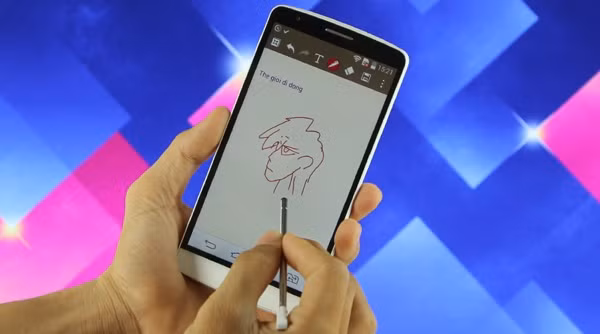  LG G3 Stylus. Là phiên bản kế thừa của chiếc LG G3 cao cấp, G3 Stylus có thiết kế đẹp mắt với viền màn hình khá mỏng, trang bị thêm bút (stylus) dành cho việc ghi chú hoặc vẽ. Chiếc máy được trang bị vi xử lý Mediatek MTK 6582, 4 nhân tốc độ 1,3 GHz, RAM 1 GB, bộ nhớ trong 8 GB, khe cắm thẻ tối đa 32 GB. Máy có camera chính 13 MP, camera trước 1,3 MP. Màn hình LG G3 Stylus có màn hình 5,5 inch tấm nền IPS, độ phân giải 540 x 960 pixel. Máy hỗ trợ radio FM, pin dung lượng 3.000 mAh. Giá tham khảo: 5.190.000 đồng.