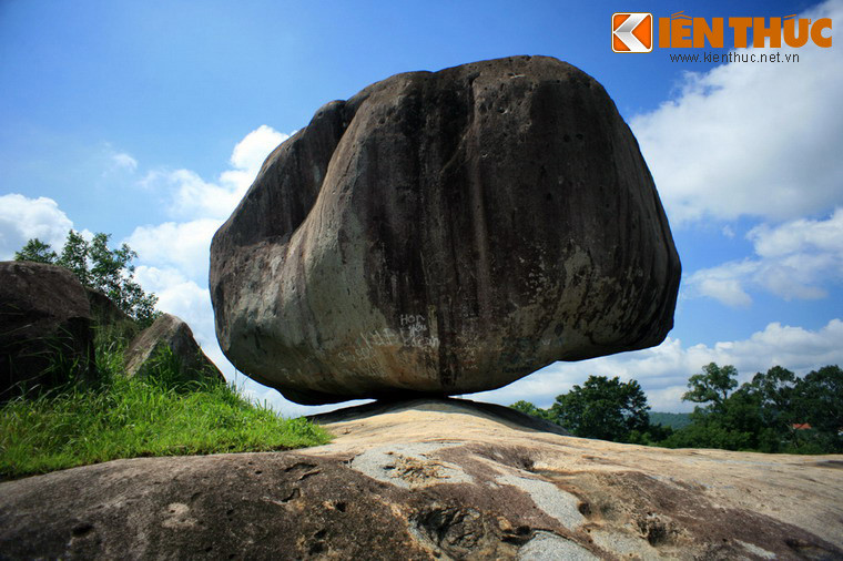 Có những tảng được sắp xếp cực kỳ khéo léo, chồng lên nhau một cách chông chênh như thể sẵn sàng đổ sập chỉ dưới một tác động nhẹ.