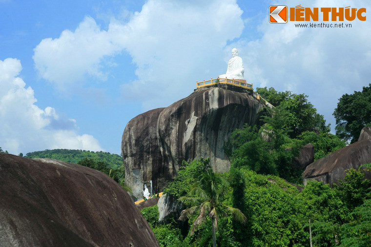 Với cảnh quan độc đáo hiếm có, khu danh thắng Đá Chồng Định Quán là điểm đến không nên bỏ qua của du khách khi ghé thăm mảnh đất Đồng Nai.