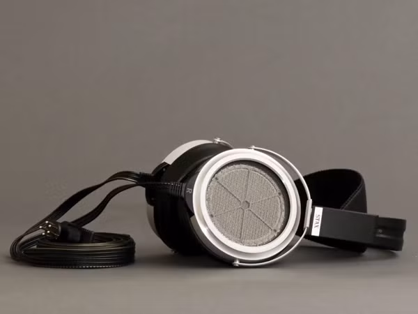  Stax SR009 - Giá tham khảo: 90 triệu đồng. Stax có thể được xem như là huyền thoại của nền Audio Châu Á và đỉnh cao là SR009. Tại Việt Nam, đây là tai nghe đắt nhất hiện nay. Stax SR009 có earpad được làm thủ công từ da cừu thật, cho cảm giác đeo thoải mái, không gây ngứa tai khi nghe lâu; dây cáp làm từ đồng nguyên chất phủ bạc, tập hợp từ nhiều sợi dây nhỏ khác nhau nhằm gia tăng sự chắc chắn và tăng hiệu quả truyền tín hiệu; giắc cắm được mạ vàng để đảm bảo chất lượng âm thanh tối đa. Ngoài ra, lớp vỏ ngoài của tai nghe được làm từ nhôm, giúp tai nghe đẹp, sang trọng nhưng vẫn bền bỉ. Đặc biệt, Stax SR009 sử dụng màng loa tĩnh điện (electrostatic) – một công nghệ chế tạo khá hiếm - mỏng hơn cả một sợi tóc nên có khả năng tạo ra những âm thanh chi tiết ở nhiều giải tần khác nhau. Stax SR009 là một huyền thoại, thế nhưng để đánh được những tai nghe của Stax, ta cần phải có những headphone amplifier dành riêng cho tai nghe tĩnh điện.