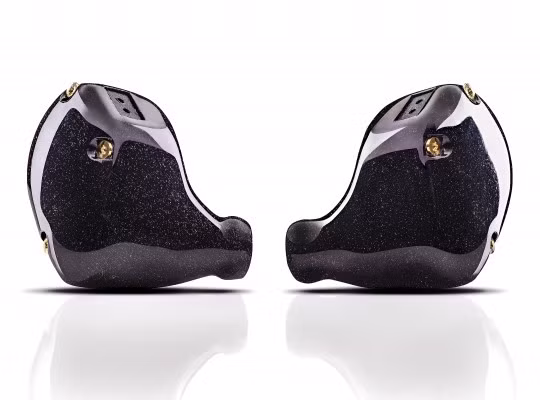  Noble Kaiser 10 - Giá tham khảo: 37 triệu đồng. Đây là chiếc tai nghe in-ear dẫn đầu thị trường hiện nay về giá bán. Nó có hình thù độc đáo và là sản phẩm đỉnh cao của nhà thiết kế The Wizard, kỹ sư trưởng của hãng. Chiếc Kaiser 10 đặc biệt vì có đến 10 driver ở mỗi bên tai nghe, giúp bao quát mọi giải âm thanh, tăng chi tiết. Chiếc tai nghe monitor (làm mẫu để tham chiếu với tai nghe khác) này được làm thủ công với kiểu dáng bên ngoài hết sức đặc trưng của Kaiser, rất khó nhầm lẫn với tai nghe hãng khác. Cũng như nhiều tai nghe cao cấp khác, người mua phải đặt hàng trước nhiều tháng để hãng hoàn thiện sản phẩm trước khi giao hàng.