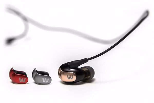  Westone W60 - Giá tham khảo: 24 triệu đồng. Một chiếc tai nghe in-ear cao cấp khác không thể không kể đến là Westone W60 – một chiếc tai nghe đầu đàn của hãng đã từng có 50 năm kinh nghiệm sản xuất tai nghe. Westone W60 có 6 driver để đảm bảo bao quát các giải âm, dây cáp làm từ đồng nguyên chất. Điều đặc biệt ở chiếc tai nghe này là thiết kế có thể thay đổi dây dẫn để nâng cấp chất lượng âm, hoặc để thay đổi phong cách; nắp kim loại ở tai nghe cũng có thể thay đổi các màu khác nhau. Đặc biệt nữa, Westone W60 là chiếc tai nghe cao cấp hiếm hoi tích hợp microphone dành cho các cuộc gọi điện thoại, và ba phím điều khiển dành cho các thiết bị Apple. Tai nghe cao cấp vốn thường dành cho các audiophile – những người nghe nhạc chất lượng cao, nhưng nay W60 lại chú trọng vào những người đang dùng thiết bị Apple, để thấy rằng ngay cả những hãng âm thanh khó tính cũng phải chạy theo xu hướng di động, đặc biệt là thiết bị Apple.