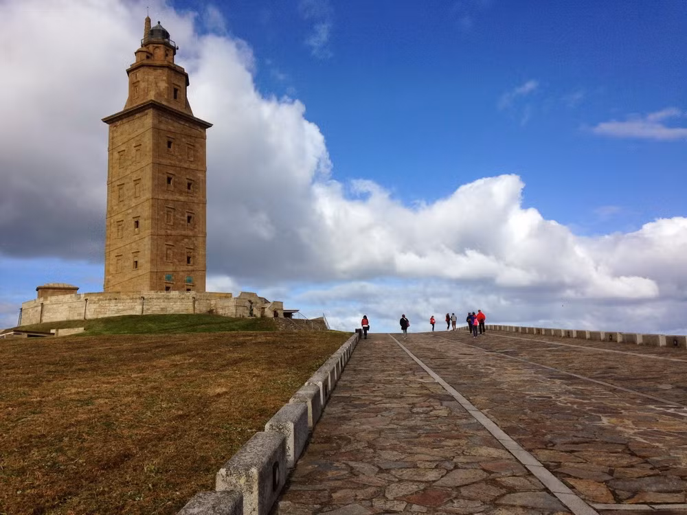 Bên cạnh đó, ngọn hải đăng này còn đảm nhận vai trò của một pháo đài phòng thủ rất kiên cố.
