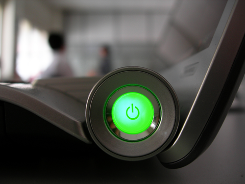  Tắt nguồn khi máy đang lưu công việc hay cập nhật hệ thống. Đây là một thực tế phổ biến của hầu hết người dùng máy tính. Họ thường tắt ngay nguồn máy tính bằng cách nhấn nút nguồn của máy hay thậm chí kéo phích cắm ra khỏi tường (hoặc gạt cầu dao điện khi ra khỏi phòng). Việc ngắt điện máy tính ngay lập tức trong khi các chương trình vẫn đang được lưu hay hệ thống đang chạy các bản cập nhật sẽ khiến cho các công việc mà bạn đã làm bị mất, hệ điều hành dễ bị hỏng và đồng thời khiến cho các thiết bị phần cứng cũng bị ảnh hưởng về tuổi thọ. Hãy chú ý đến các cảnh báo có liên quan vô cùng hữu ích, chờ cho đến khi các chương trình hoàn thành tiến trình lưu và đóng hoàn toàn trước khi thực hiện tắt nguồn máy tính đúng cách. Đó là lời khuyên để giúp cho hệ thống của bạn chạy ổn định hơn, lâu bền hơn.