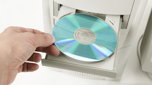  Đẩy khay đĩa CD đóng lại bằng tay. Người sử dụng máy tính thường mở khay đĩa trên ổ quang máy tính bằng nút nhấn ở mặt trước, nhưng hầu hết trong số họ lại có thói quen đóng khay đĩa bằng cách đẩy nó vào bằng tay. Các hãng sản xuất đã thiết kế ra nút mở đồng thời cũng có chức năng đóng khay đĩa. Tuy nhiên, do thùng máy tính để bàn hầu như thường được đặt dưới gầm bàn hay tại những vị trí mà chúng ta không thể thao tác một cách dễ dàng, đồng thời, một điều dễ hiểu là khi khay đĩa ổ quang đang được mở ra thì nó sẽ che khuất nút nhấn của ổ đĩa nên cách thuận tiện nhất mà đa số người dùng thường thực hiện để đóng khay lại là đẩy nó vào bằng tay. Điều đó về lâu về dài sẽ thực sự làm hỏng dàn cơ bên trong ổ đĩa. Do đó, bạn nên sử dụng nút nhấn phía trước cả khi mở lẫn đóng khay đĩa để tuổi thọ ổ đĩa sử dụng được bền hơn.