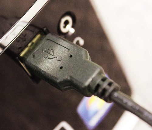  Gỡ bỏ thiết bị USB không đúng cách. Quá trình chính xác để gỡ bỏ một ổ đĩa USB thực sự khá đơn giản. Hãy chắc chắn rằng các tập tin đã được đóng lại, sau đó nhấn vào biểu tượng "Safely remove hardware" ở khay hệ thống của Windows rồi chọn ổ đĩa cần gỡ bỏ. Bây giờ chỉ cần nhẹ nhàng kéo thiết bị USB ra khỏi cổng kết nối. Hầu hết các thiết bị USB bị hư hỏng nhanh chóng đều do người dùng rút khỏi máy tính mà không thực hiện các bước thực hiện an toàn như trên.