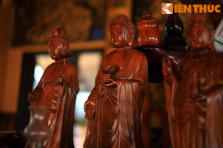 Các pho tượng, bệ thờ, lư hương, chuông mõ, bàn, ghế sử dụng trong chánh điện chùa... hoàn toàn làm bằng các loại gỗ tự nhiên ở dạng gốc cây đã qua khai thác, được tận dụng lại.