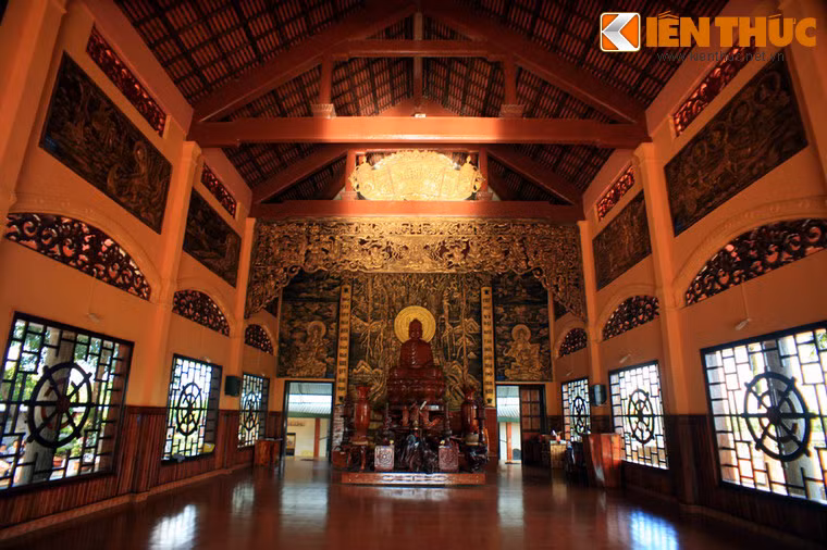 Chính điện chùa có diện tích 200m2, không có cột mà chỉ là các thanh bê tông cốt thép ngang, rui mè bằng gỗ dầu, lợp ngói vẩy cá lớn, vách ngoài xây bằng đá hoa, lót nền gạch giả gỗ...