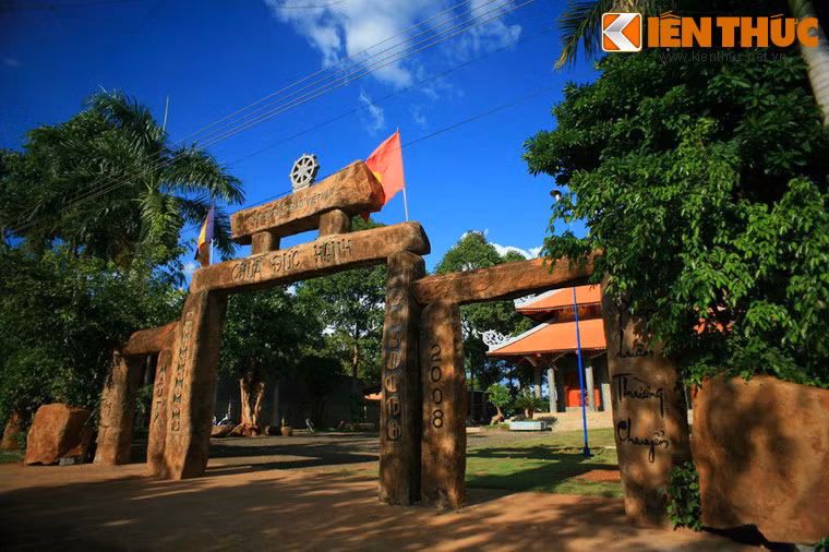 Cổng tam quan này cao 5m, rộng 10m, kết cấu bằng 8 thanh đá khối được ráp vào nhau bằng mộng, giống như gỗ. Đây đều là loại đá khối tự nhiên nguyên thủy.