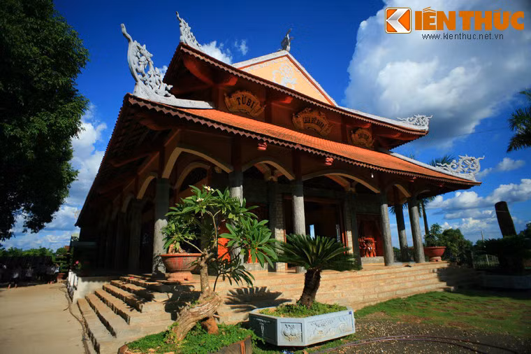 Chùa Đức Hạnh được xây dựng từ năm 1969, bởi một số đồng bào từ miền Trung vào Bình Phước lập nghiệp, sinh sống. Đến năm 1999, chùa được giao cho Giáo hội Phật giáo Việt Nam quản lý và bắt đầu có trụ trì.