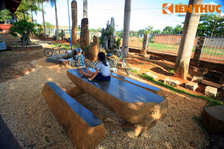 Trong khuôn viên chùa còn trưng bày nhiều tác phẩm nghệ thuật và những bộ bàn ghế làm bằng đá nguyên khối rất độc đáo.