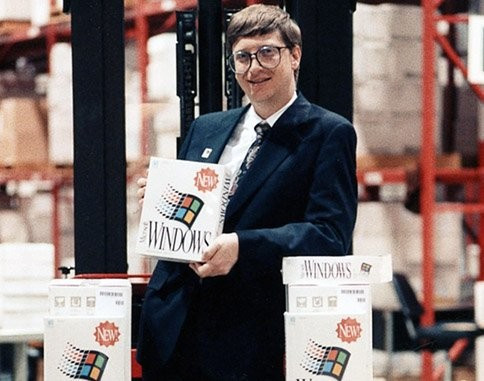 Windows 2.0, ra mắt năm 1987. Đây là bản cập nhật nhỏ. Tiếp đó, Microsoft giới thiệu Windows 3.0. Năm 1990, Microsoft trở thành công ty phần mềm đầu tiên có doanh thu 1 tỷ USD.
