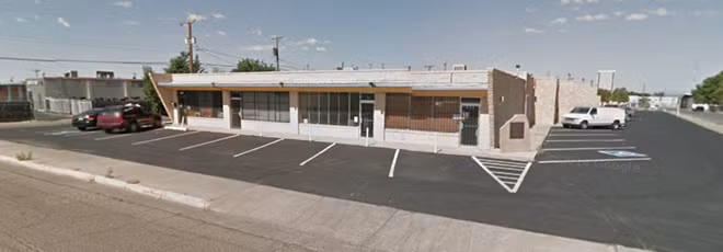 Microsoft xây dựng trụ sở đầu tiên ở Albuquerque, hoạt động trong 4 năm từ 1975 - 1979, sau đó chuyển đến Bellevue, Washington. Thời gian đầu, giống như bao công ty khởi nghiệp khác, Bill Gates và cộng sự gặp nhiều khó khăn về tài chính, nhân sự.