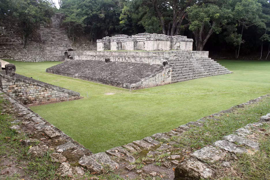 Theo các nhà nghiên cứu, có những bằng chứng cho thấy con người đã định cư tại Copan từ khoảng năm 2.000 TCN.