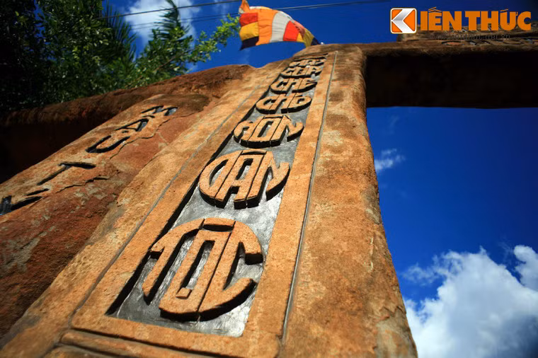 2 thanh đá trụ, mỗi thanh cao 4,7m, rộng 0,80m, nặng trên 7 tấn. Ngoài cổng chính còn có hai cổng phụ, mỗi cổng cao 2,3m, rộng lọt lòng 1,7m, gồm 4 thanh đá trụ, mỗi thanh cao 2,3m, rộng 0,70m, nặng trên 5 tấn. Các thanh đá trụ được khắc câu đối sâu trong đá ở 2 mặt (ngoài và trong).