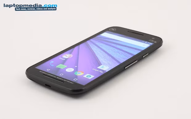 Vỏ sau và ốp lưng của máy có nhiều lựa chọn màu khác nhau. Điện thoại này sẽ có hai lựa chọn dung lượng bộ nhớ trong 16GB và 8GB cùng với RAM 2GB.