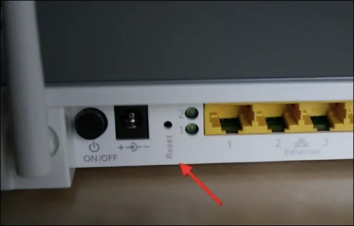  3) Reset router/modem. Cách cuối cùng để tìm lại mật khẩu Wi-Fi là reset “cứng” modem/router, việc này sẽ khiến cho tất cả các thông tin, thiết lập cũng như tùy chọn trên thiết bị được xóa sạch hoàn toàn và trở về trạng thái mặc định kể cả mật khẩu. Nút reset trên thiết bị thường là một lỗ nhỏ chỉ bằng đầu que tăm, người dùng có thể sử dụng cây tăm hoặc một chiếc kẹp giấy được bẻ cong để nhấn vào, giữ im khoảng 10 giây hoặc lâu hơn cho đến khi thấy các đèn trên thiết bị tắt hết đi và sáng lại từ từ. Sau đó, bạn hãy đăng nhập vào modem/router và cấu hình lại toàn bộ các thông số cũng như đặt một mật khẩu Wi-Fi mới.
