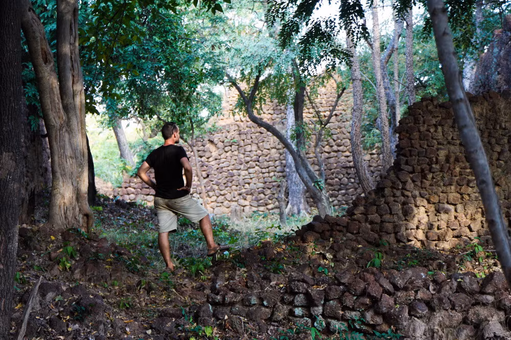 Những tàn tích kiến trúc nổi bật nhất còn lại của Loropeni là 10 pháo đài cùng khoảng 100 bức tưởng đá.