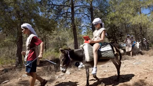 Trong một công viên chủ đề tại Israel có tên là Kfar Kedem được tạo ra mới mục đích cho du khách trải nghiệm cuộc sống của 2.000 năm trước, nơi mà thực phẩm và sữa dê được làm theo các truyền thống từ hàng nghìn năm trước. Nhưng, như là một cách để mọi khách đến nơi này không quá tách biệt với thế giới bên ngoài, các điểm phát wifi tại đây được những chú lừa mang theo bên mình và "lang thang" trong khu du lịch.