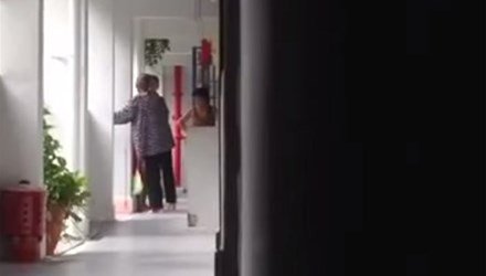 Clip con gai tat me gia toi tap khien dan mang gian run